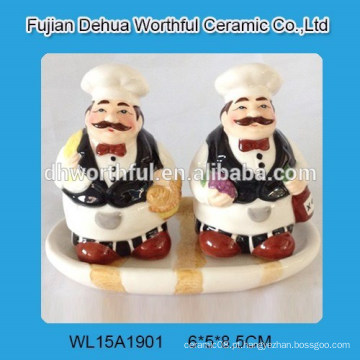 Lovely Ceramic Chef Salt Pepper Recipiente